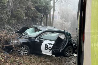Taxi v pražské Liboci vjelo na přejezd, vlak ho zdemoloval - Novinky
